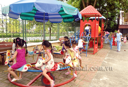 Khu vui chơi dành cho trẻ của Trường Mầm non Hoa Huệ, phường Trung Tâm, thị xã Nghĩa Lộ được đầu tư xây dựng khang trang, sạch đẹp.