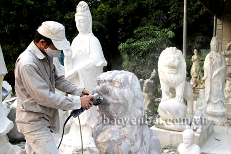 Chế tác đá trắng, đá cảnh ở huyện Lục Yên.