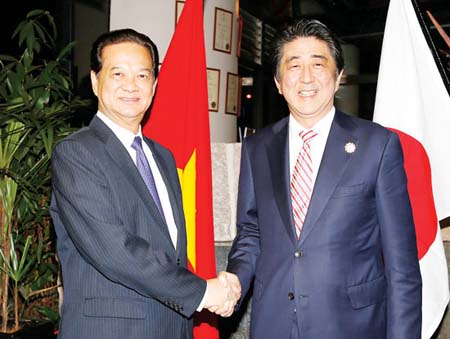 Thủ tướng Nguyễn Tấn Dũng gặp gỡ Thủ tướng Nhật BảnShinzo Abe tại Malaysia
