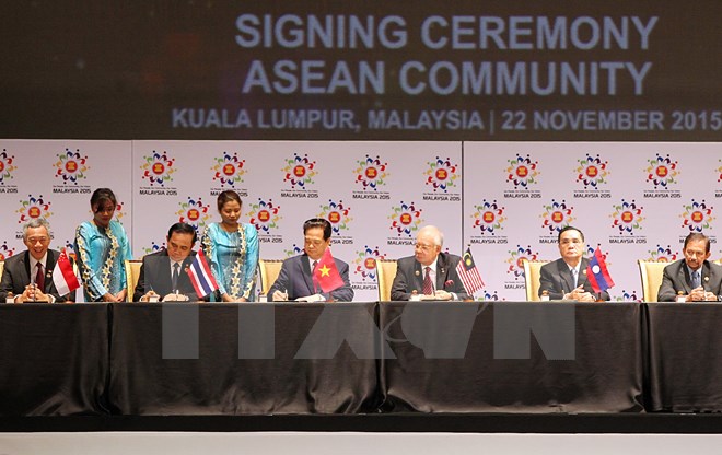 Thủ tướng Nguyễn Tấn Dũng ký Tuyên bố Kuala Lumpur về việc thành lập Cộng đồng ASEAN.