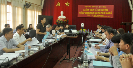 Phó chủ tịch UBND tỉnh Yên Bái Ngô Thị Chinh phát biểu tại cuộc làm việc với đoàn kiểm tra.