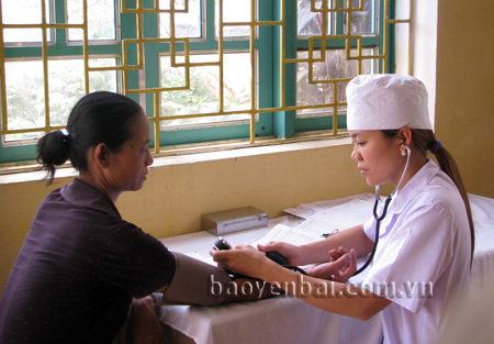 Cán bộ Trạm Y tế xã Đại Phác nâng cao trách nhiệm chăm sóc sức khoẻ nhân dân.