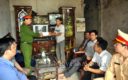 Đoàn công tác của Ban An toàn giao thông tỉnh thăm hỏi gia đình nạn nhân Trần Hồng Minh, thôn 1, xã Phúc Lộc, thành phố Yên Bái.
