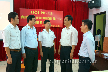 Đồng chí Đỗ Việt Trung - Phó chánh Thanh tra tỉnh (thứ 2, phải sang) trao đổi với cán bộ làm công tác thanh tra ở các huyện, thị của tỉnh.