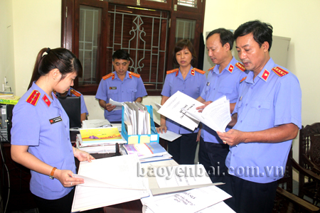 Lãnh đạo Viện Kiểm sát nhân dân tỉnh kiểm tra các hoạt động tư pháp tại Viện Kiểm sát nhân dân huyện Trấn Yên.
