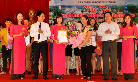 Ban tổ chức trao giải Nhất cho đội thi của Công đoàn Viên chức tỉnh.