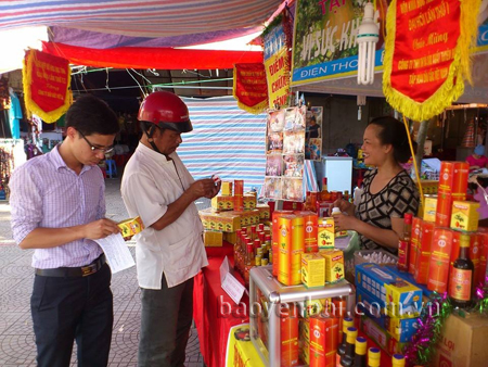 Các phiên chợ hàng Việt luôn thu hút đông đảo người dân đến tham quan, mua sắm.