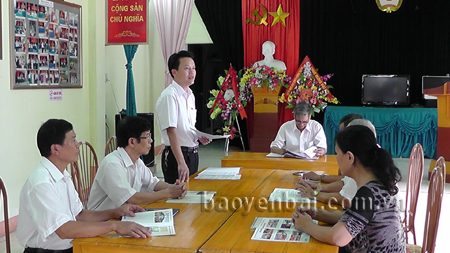 Chi bộ khu dân cư Yên Thắng, phường Yên Ninh, thành phố Yên Bái thảo luận các nội dung cho kỳ họp cuối năm 2015.