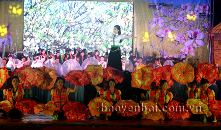Văn hóa dân tộc Thái luôn có sức hút với du khách.
Trong ảnh: Lễ khai mạc Tuần Văn hóa - Du lịch Mường Lò 2015.
