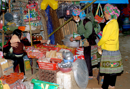 Các mặt hàng tiêu dùng thiết yếu phục vụ đồng bào vùng cao được đảm bảo. Ảnh MQ