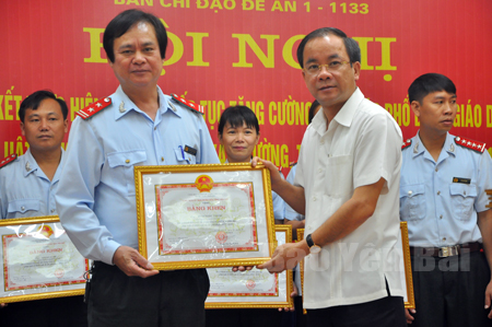Đồng chí Tạ Văn Long - Phó Chủ tịch Thường trực UBND tỉnh trao bằng khen của UBND tỉnh cho tập thể đạt thành tích xuất sắc thực hiện Đề án 1-1133.