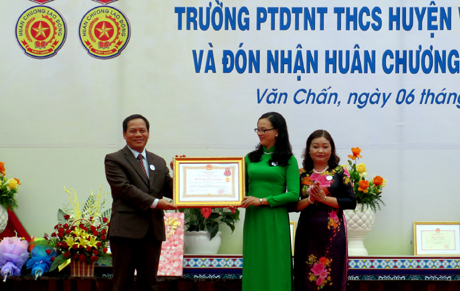 Thừa ủy quyền, đồng chí Triệu Tiến Thịnh - Phó Chủ tịch HĐND tỉnh trao Huân chương Lao động hạng Nhì cho Trường Phổ thông Dân tộc nội trú THCS huyện Văn Chấn.