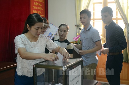 Cán bộ, đoàn viên Công đoàn Báo Yên Bái tham gia quyên góp ủng hộ đồng bào miền Trung bị thiệt hại do thiên tai. (Ảnh: Mạnh Cường)