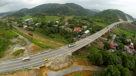 Trong giai đoạn 1, cao tốc Nội Bài - Lào Cai đoạn Yên Bái đi Lào Cai có 2 làn xe, 2 làn dừng khẩn cấp, tốc độ thiết kế 80km/h.