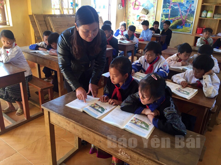 Cô giáo Nguyễn Thị Hiền luôn chăm lo cho học trò.