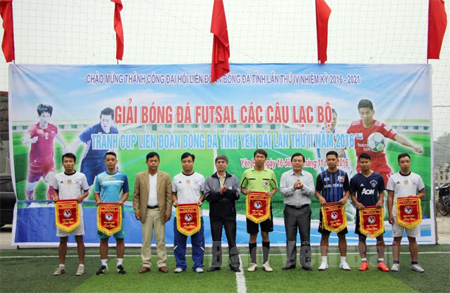 Ban tổ chức tặng cờ lưu niệm cho các đội tham gia thi đấu.