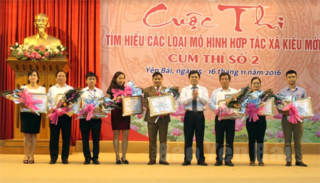 Ban tổ chức trao giải cho các đoàn tham gia Cuộc thi.