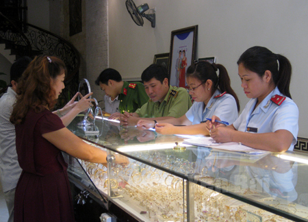Đoàn kiểm tra liên ngành do Sở Khoa học và Công nghệ Yên Bái chủ trì kiểm tra một số doanh nghiệp kinh doanh vàng tại thành  phố Yên Bái.