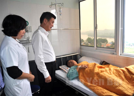 Đồng chí Nguyễn Chiến Thắng – Phó Chủ tịch UBND tỉnh thăm hỏi, động viên hạ sỹ Nguyễn Tuấn Dũng.