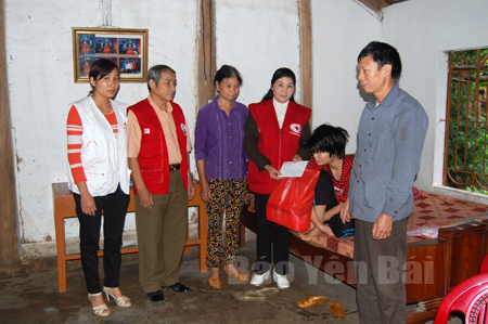 Hội Chữ thập đỏ huyện Văn Yên tặng quà cho nạn nhân chất độc da cam ở thị trấn Mậu A.