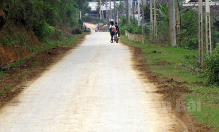 Những tuyến đường bê tông ở xã Hán Đà đã tạo thuận lợi cho nhân dân đi lại và phát triển kinh tế - xã hội.