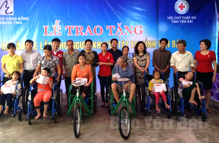 Đồng chí Ngô Thị Chinh - Phó Chủ tịch UBND tỉnh Yên Bái (đứng thứ 6, trái sang) trao hỗ trợ xe lăn, xe lắc cho người khuyết tật và nạn nhân chất độc da cam tại thành phố Yên Bái và huyện Trấn Yên năm 2014.