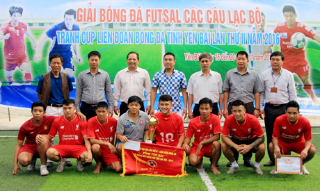 Ban tổ chức tặng cúp và cờ lưu niệm cho đội vô dịch FC86 thành phố Yên Bái.
