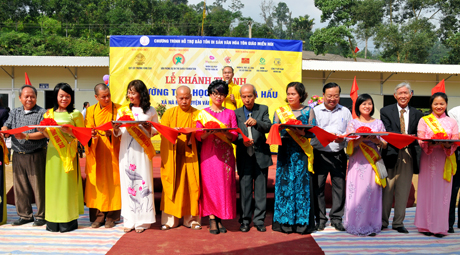 Lãnh đạo UBND huyện Văn Yên cùng các nhà tài trợ cắt băng khánh thành công trình nhà lớp học.