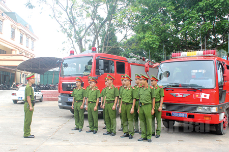 Lực lượng cảnh sát phòng cháy, chữa cháy và cứu nạn, cứu hộ Công an tỉnh triển khai nhiệm vụ.