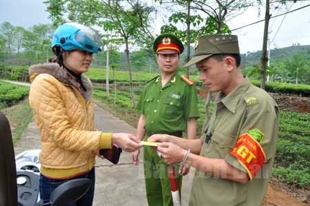 Công an thị trấn Nông trường Liên Sơn, huyện Văn Chấn kiểm tra việc chấp hành quy định về an toàn giao thông trên đường liên thôn.