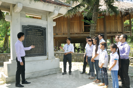 Khu di tích lịch sử cấp quốc gia Chiến khu Vần xã Việt Hồng, huyện Trấn Yên được phục dựng và đón khách đến tham quan.
