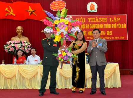 Lãnh đạo thành phố Yên Bái tặng hoa chúc mừng Đại hội.