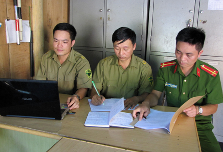 Ban Công an xã Quang Minh thường xuyên cập nhật, kiểm tra thông tin hồ sơ các đối tượng trong diện quản lý trên địa bàn.
