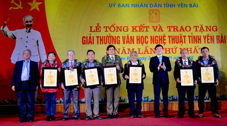 Đồng chí Nguyễn Chiến Thắng - Phó Chủ tịch UBND tỉnh cùng nhà văn Tùng Điển trao giải A cho các tác giả.