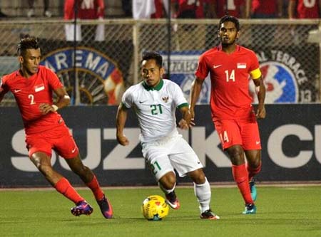 Indonesia (áo trắng) đánh bại Singapore 2-1 để vào bán kết AFF Cup 2016.
