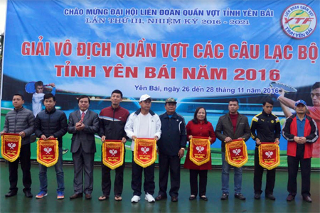 Ban tổ chức tặng cờ lưu niệm cho các đội tham gia thi đấu giải.