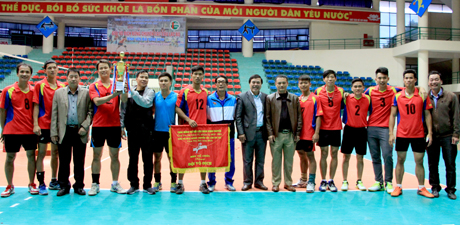 Ban tổ chức trao cúp và cờ cho đội vô địch Công an Trại giam Hồng Ca.
