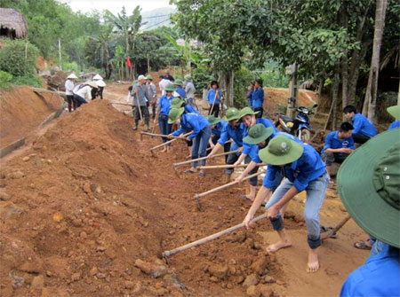 Đoàn viên thanh niên huyện Lục Yên tham gia dọn dẹp, tu sửa đường giao thông nông thôn.

