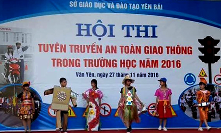 Phần thi trình diễn thời trang trong Hội thi của Trường Phổ thông Dân tộc bán trú THCS Lang Thíp.
