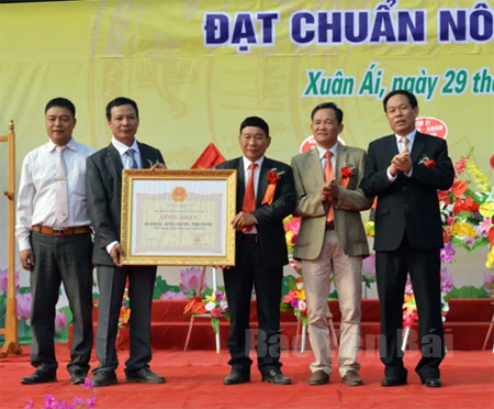 Đồng chí Nguyễn Văn Khánh – Phó Chủ tịch UBND tỉnh trao Bằng công nhận đạt chuẩn nông thôn mới năm 2016 cho xã Xuân Ái.