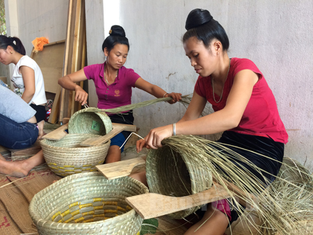 Bà con dân tộc Thái ở thị xã Nghĩa Lộ sản xuất các sản phẩm mây, tre đan truyền thống.
