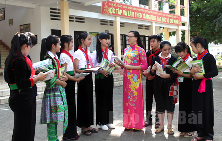 Cô giáo Sầm Thị Minh Khuyên - Hiệu trưởng Trường Phổ thông Dân tộc nội trú THCS huyện Văn Chấn động viên các em học sinh phấn đấu học tập tốt.