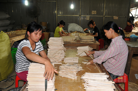 Công nhân Doanh nghiệp tư nhân Bình Hiền, thôn 7 xã Tân Thịnh sản xuất đũa xuất khẩu.