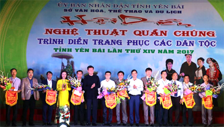 Đồng chí Dương Văn Tiến - Phó Chủ tịch UBND  tỉnh, Trưởng ban Tổ chức các ngày lễ lớn của tỉnh tặng hoa và cờ lưu niệm cho các đoàn tham gia Hội diễn.