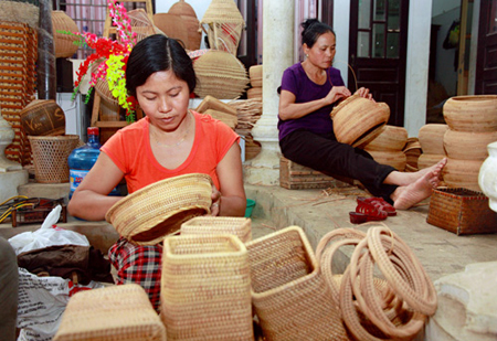 Sản xuất hàng mây tre đan xuất khẩu tại làng nghề Phú Nghĩa (huyện Chương Mỹ).