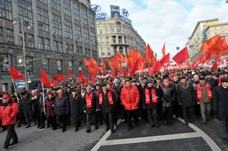 Người dân Mátxcơva diễu hành kỷ niệm Cách mạng Tháng Mười (Russia Today) Ảnh tư liệu.