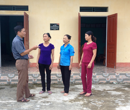 Chủ tịch UBND xã Yên Hợp trao đổi với nhân dân về xây dựng nông thôn mới.
