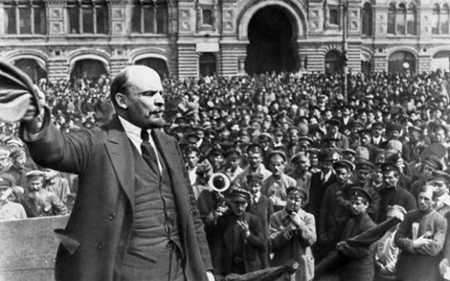 Lãnh tụ V.I. Lenin từ Phần Lan bí mật trở về nước trực tiếp lãnh đạo thành công Cách mạng Tháng Mười Nga.