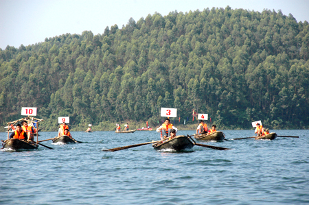 Những ngư dân vùng hồ trở thành các tay đua chuyên nghiệp trong lễ hội đua thuyền.  (Ảnh: Đức Toàn)