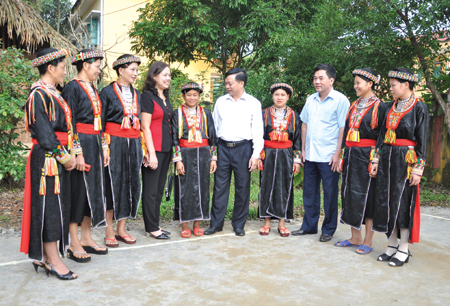 Đồng chí Nông Văn Lịnh - Ủy viên Ban Thường vụ Tỉnh ủy, Chủ tịch Ủy ban MTTQ tỉnh (thứ 5, bên phải) trao đổi với cán bộ nữ dân tộc Dao huyện Lục Yên về công tác đại đoàn kết dân tộc.  (Ảnh: Anh Dũng)